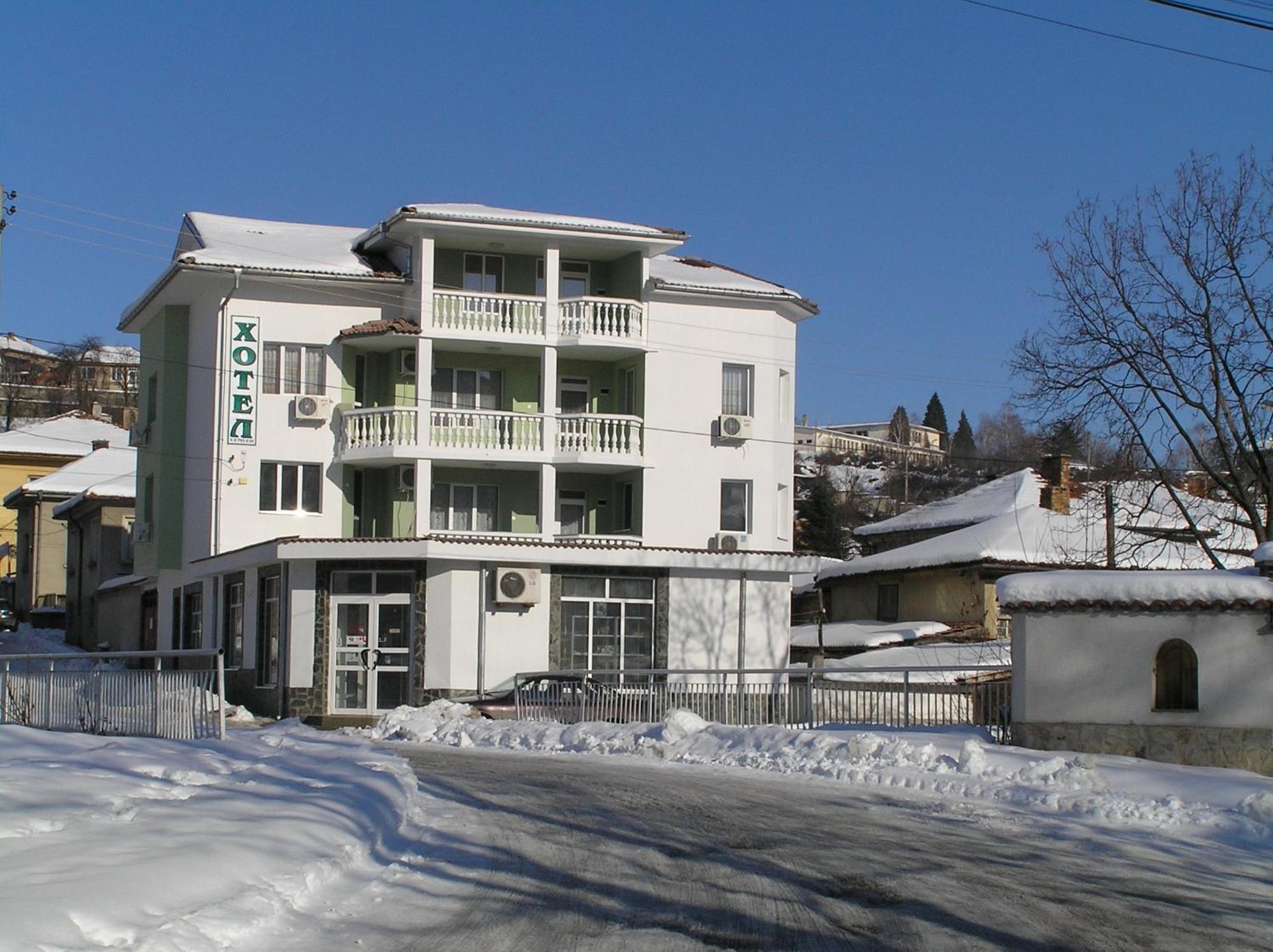 Karadzhovy Guest House Kalofer Exterior photo