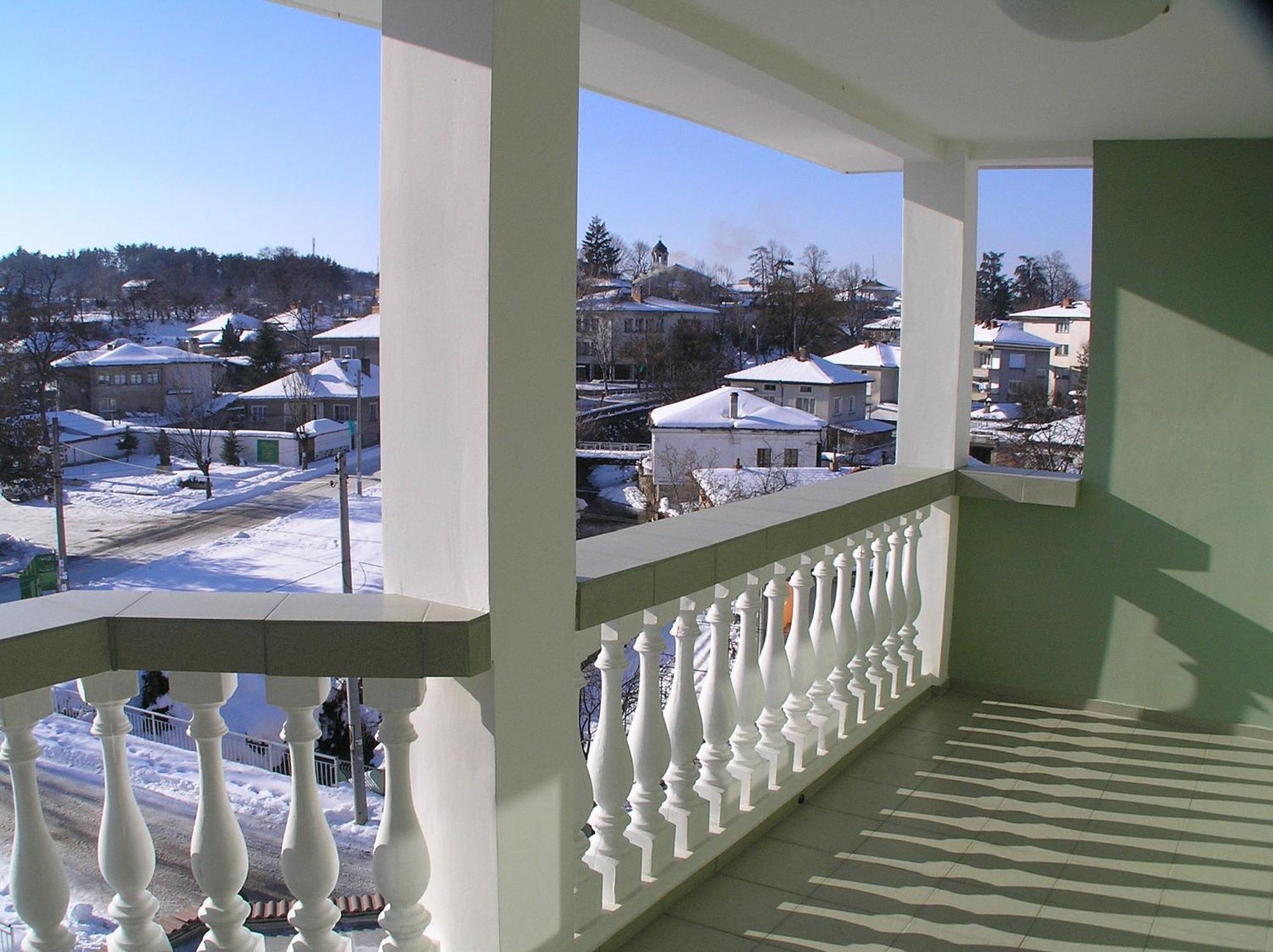 Karadzhovy Guest House Kalofer Exterior photo