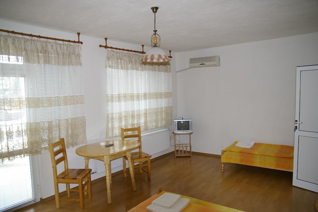 Karadzhovy Guest House Kalofer Room photo