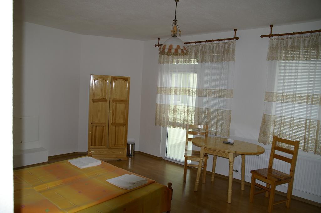 Karadzhovy Guest House Kalofer Room photo